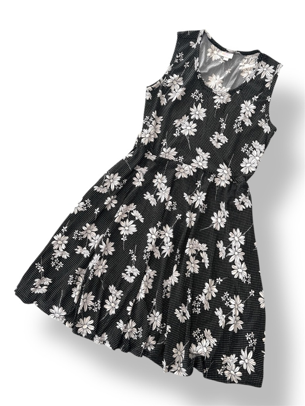 NWOT • Nicki • A-Line • Sleeveless • Fit and Flare Dress • Black and White Daisy - Picture 6 of 9